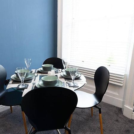 Lavish 2Bed Apartment In The Heart Of Μπίρκενχεντ Εξωτερικό φωτογραφία