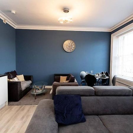 Lavish 2Bed Apartment In The Heart Of Μπίρκενχεντ Εξωτερικό φωτογραφία