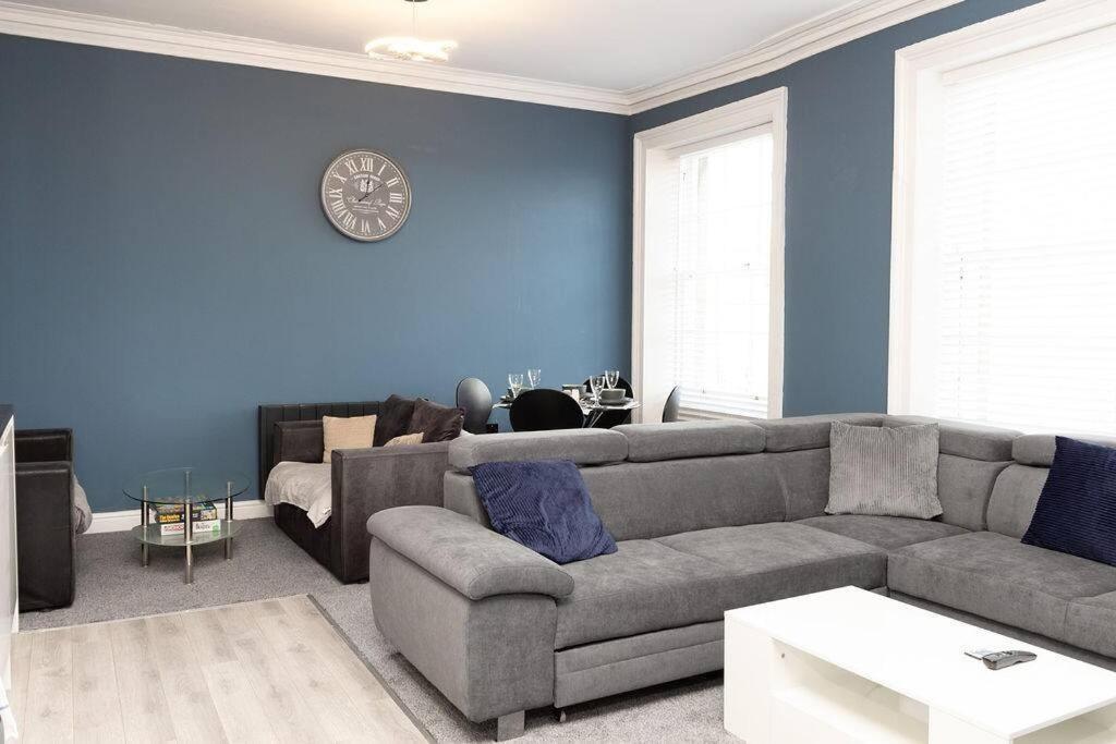 Lavish 2Bed Apartment In The Heart Of Μπίρκενχεντ Εξωτερικό φωτογραφία