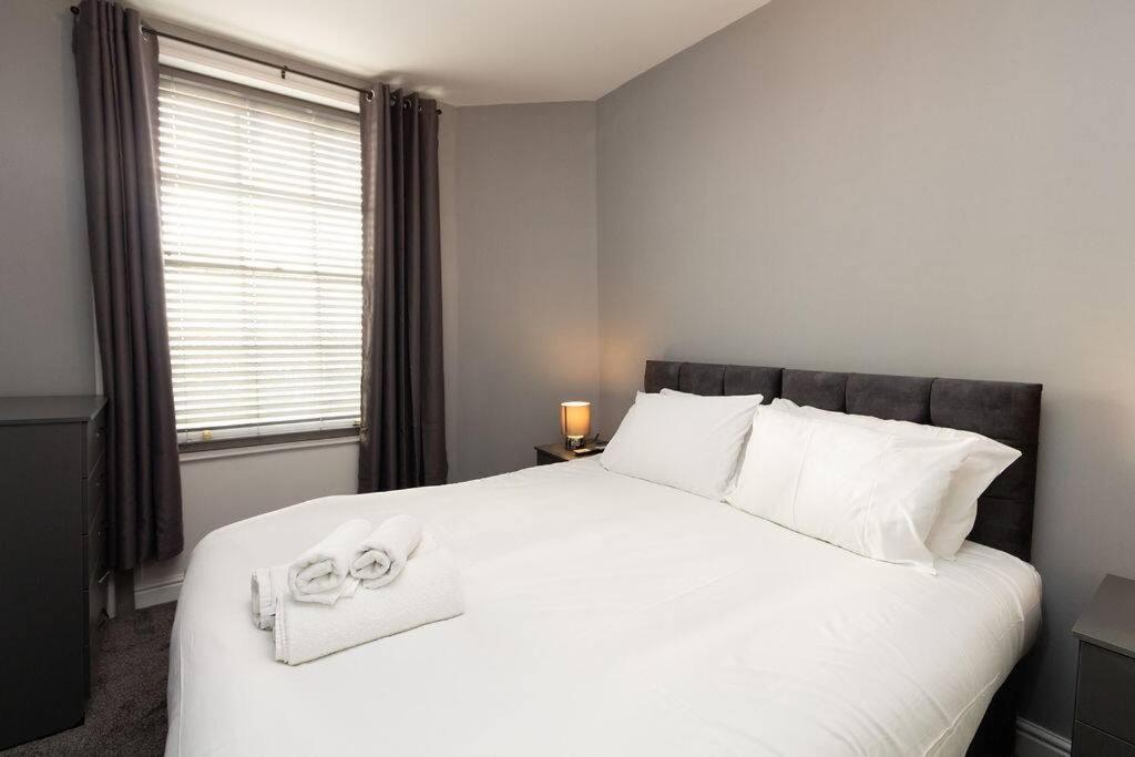 Lavish 2Bed Apartment In The Heart Of Μπίρκενχεντ Εξωτερικό φωτογραφία