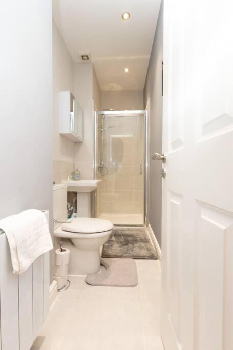Lavish 2Bed Apartment In The Heart Of Μπίρκενχεντ Εξωτερικό φωτογραφία