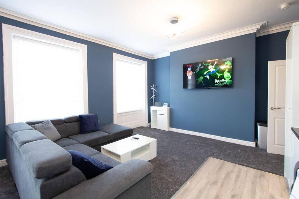 Lavish 2Bed Apartment In The Heart Of Μπίρκενχεντ Εξωτερικό φωτογραφία
