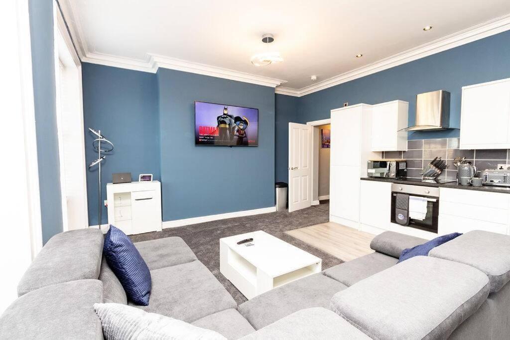 Lavish 2Bed Apartment In The Heart Of Μπίρκενχεντ Εξωτερικό φωτογραφία