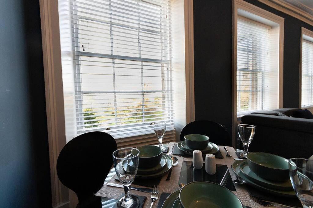 Lavish 2Bed Apartment In The Heart Of Μπίρκενχεντ Εξωτερικό φωτογραφία
