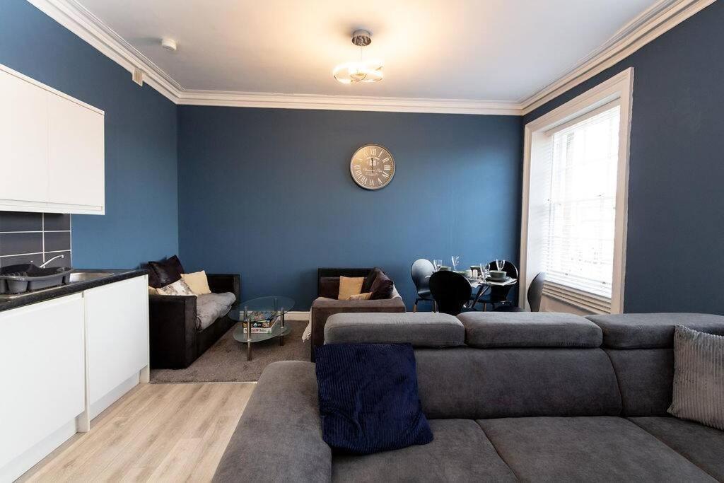 Lavish 2Bed Apartment In The Heart Of Μπίρκενχεντ Εξωτερικό φωτογραφία