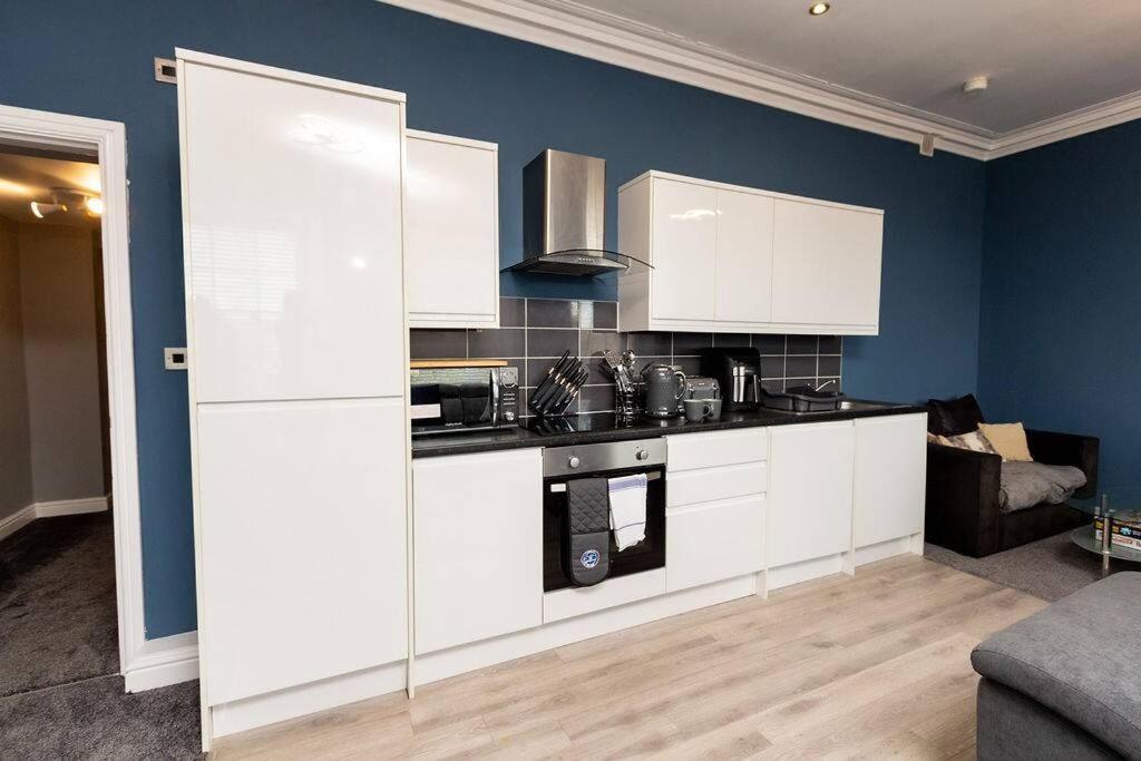 Lavish 2Bed Apartment In The Heart Of Μπίρκενχεντ Εξωτερικό φωτογραφία