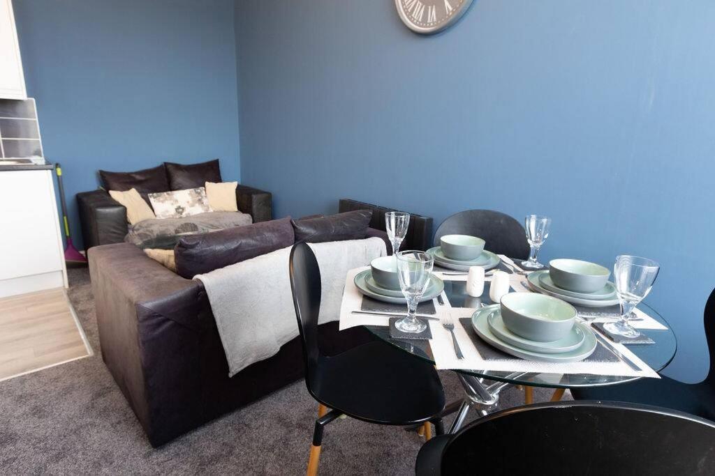 Lavish 2Bed Apartment In The Heart Of Μπίρκενχεντ Εξωτερικό φωτογραφία